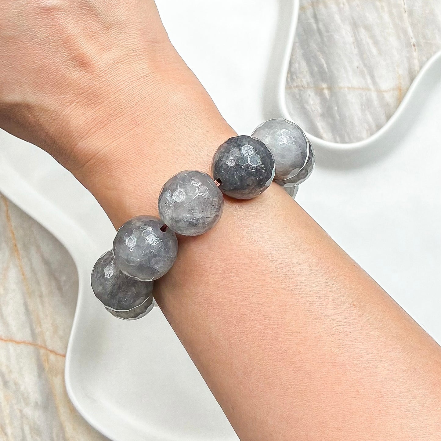 Gray Quartz 20mm, Faceted